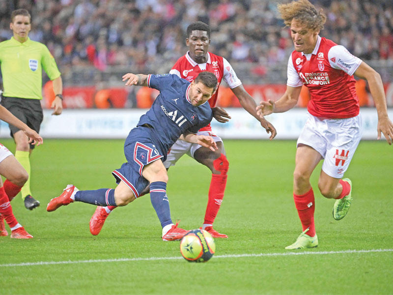 جانب من مشاركة ميسي في المباراة 