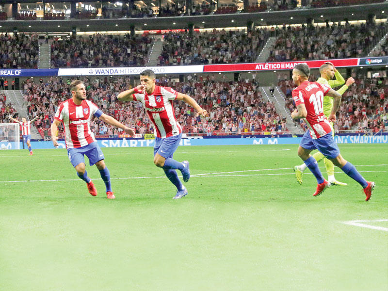 احتفال لاعبي أتلتيكو بهدف التعادل الأول 