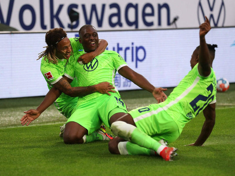 مدافع فولفسبورغ الفرنسي جيروم روسيون يحتفل بهدفه امام لايبزيغ