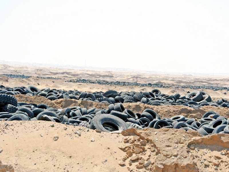 جانب من الإطارات التالفة