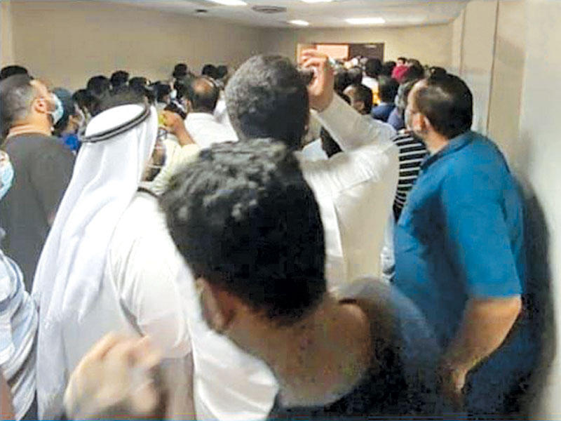 زحام في مستشفى العدان خلال توقيع تعهد مكافأة الصفوف الأمامية