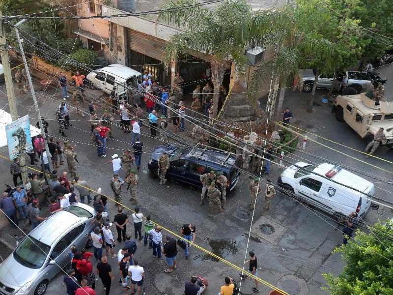 ضباط الشرطة يتفقدون موقع انفجار مصنع في منطقة برج البراجنة 