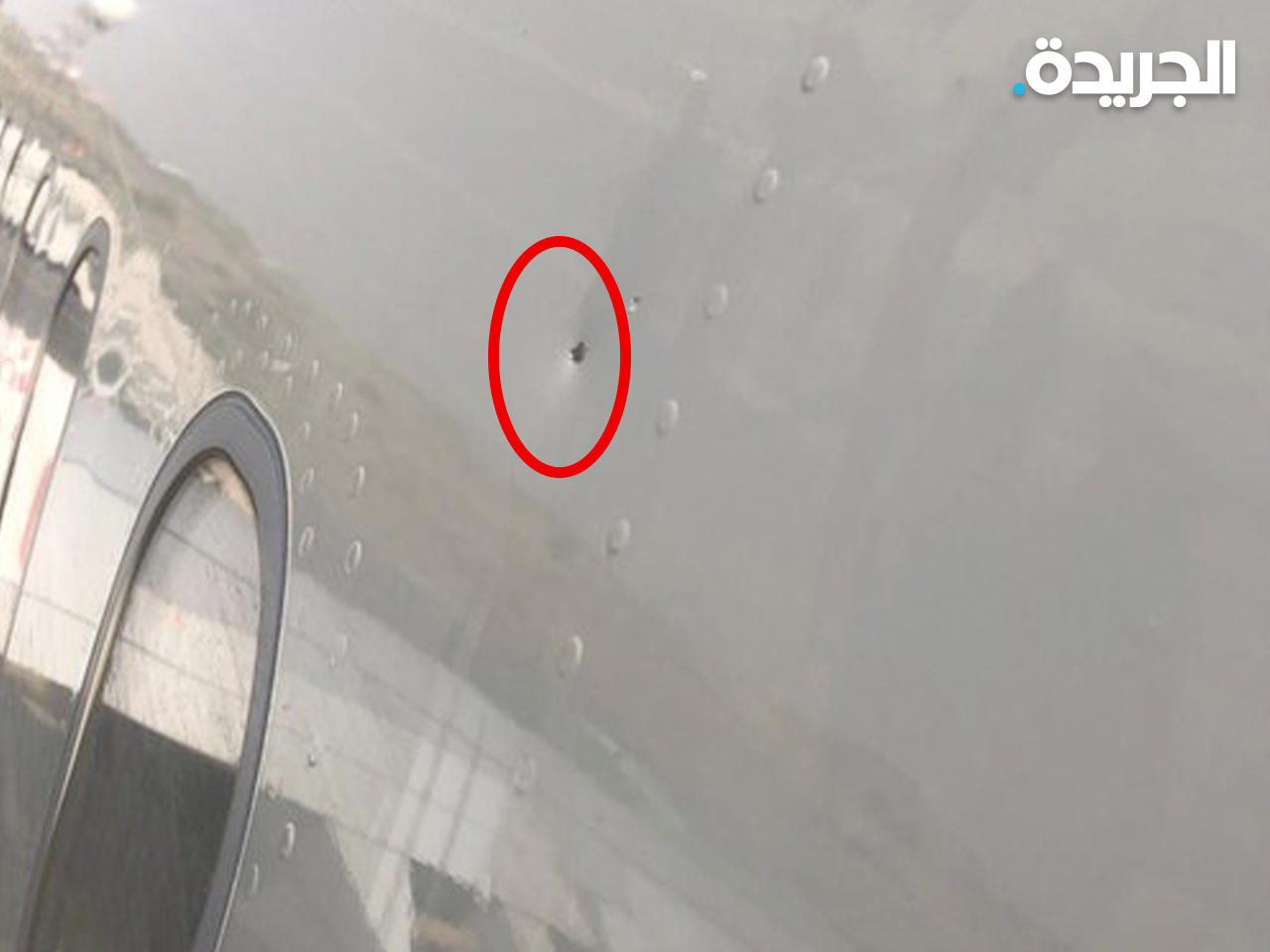 تناثر بعض شظايا الطائرة المسيّرة بعد اعتراضها داخل الحرم الداخلي لمطار أبها الدولي