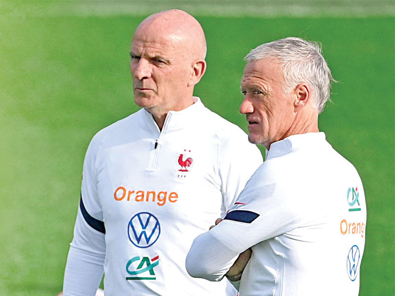 المدرب الفرنسي ديشان خلال تدريب منتخب الديوك أمس