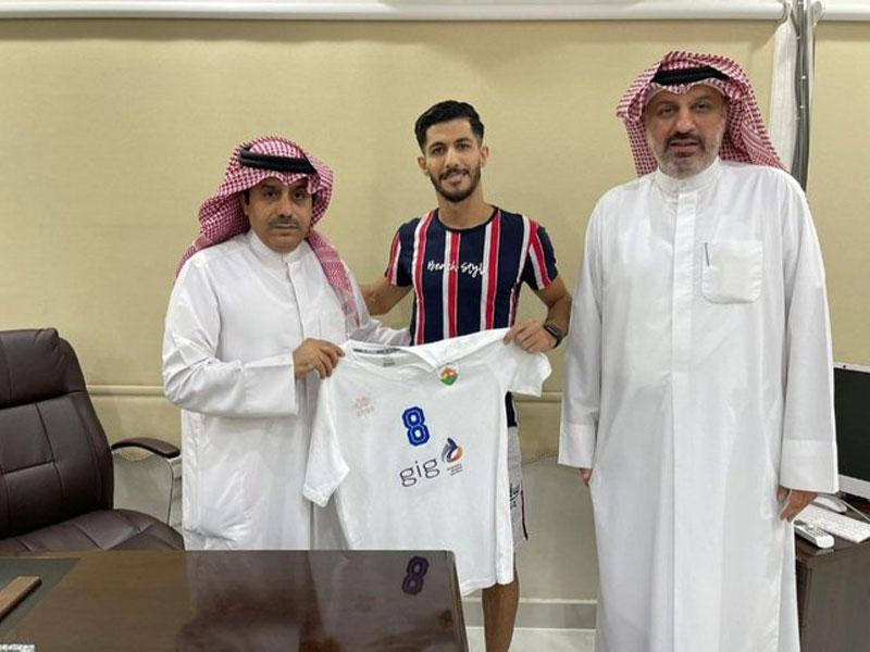 اللاعب فهد زويد مع امين السر العام مدير جهاز كرة القدم لنادي الجهراء خلف السهو واداري الفريق حميد الحميدان