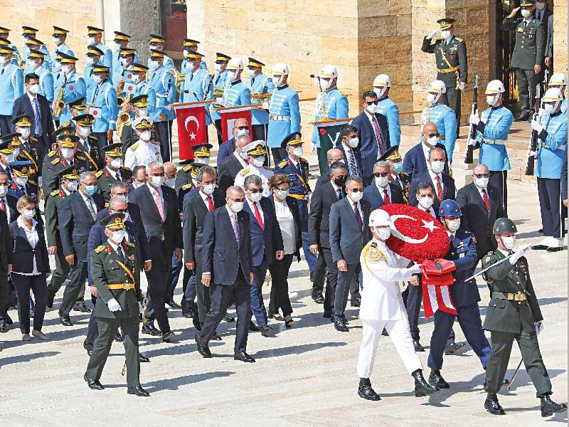 إردوغان في ضريح أتاتورك أمس الأول بمناسبة ذكرى معركة مهمة في حرب الاستقلال التركية (أ ف ب)