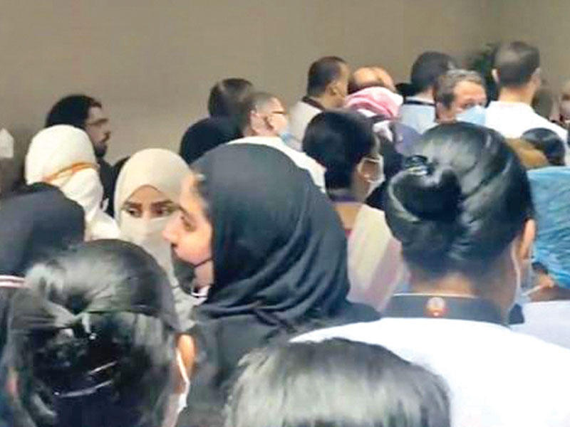 جانب من الزحام خلال توقيع تعهد «الصفوف الأمامية» 