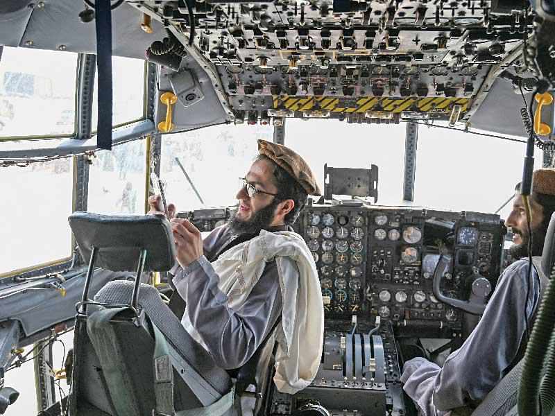 عناصر «طالبان» داخل طائرة حربية