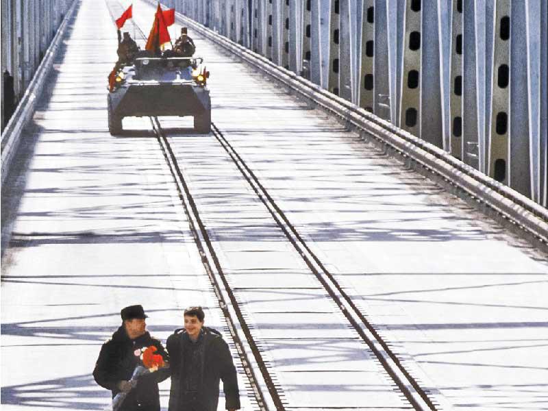 الجنرال غروموف مع ابنه على جسر الصداقة 