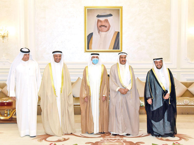  رئيس المجلس الأعلى للقضاء رئيس محكمة التمييز المستشار أحمد العجيل متوسطاً الوفد القضائي قبيل مغادرته إلى تركيا أمس