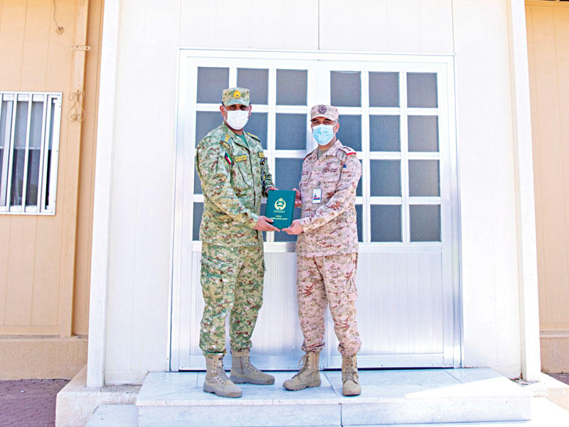 رئيس فرع التوجيه والعلاقات العامة بـ «الدفاع» العقيد ركن السهيل خلال تسلمه نسخة من الكتاب