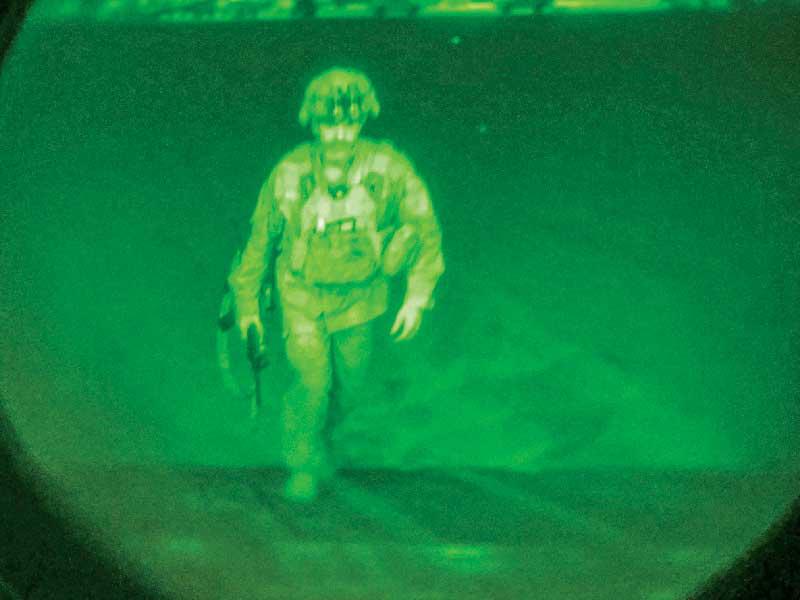 الجنرال دوناهو آخر جندي أميركي يغادر أفغانستان ليل أمس الأول 