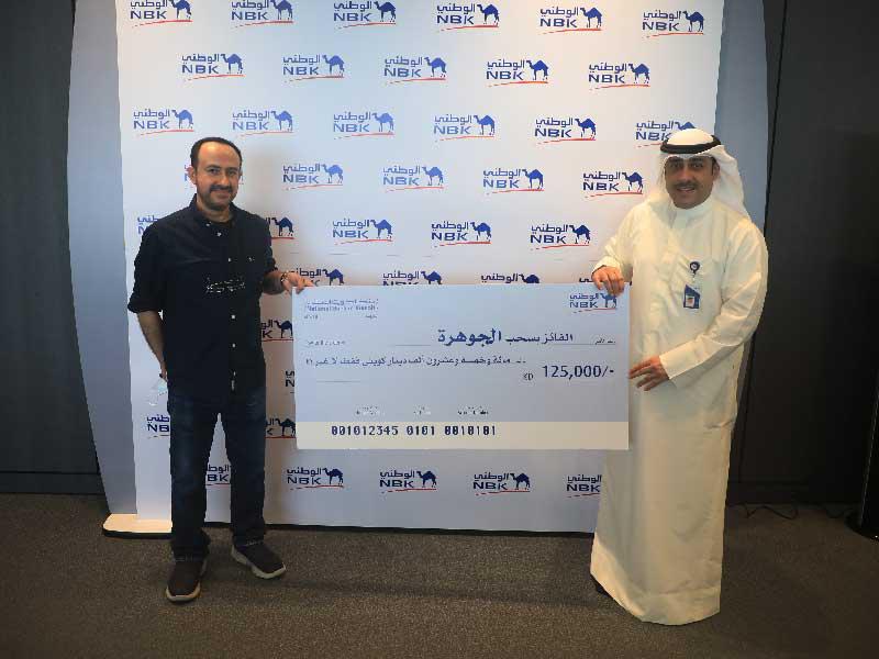 تسليم الجائزة للفائز