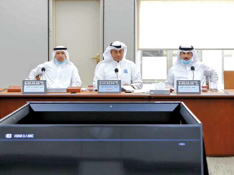 أعضاء لجنة البيئة في اجتماع أمس