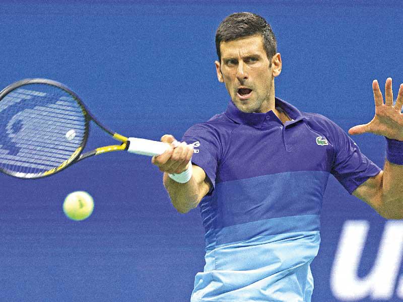  الصربي نوفاك ديوكوفيتش  خلال مباراته مع هولغر رون