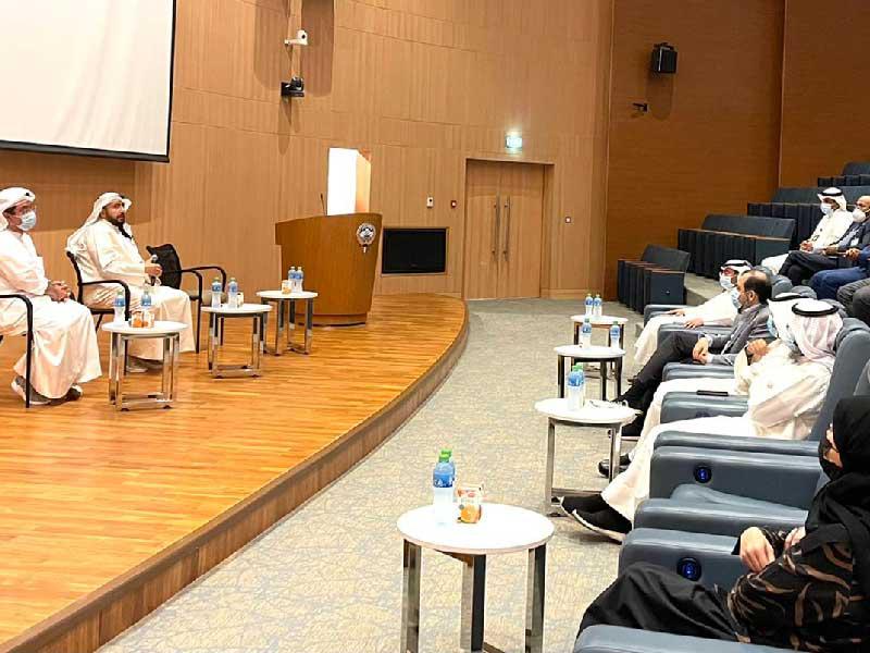 وزير الصحة الشيخ د. باسل الصباح متحدثا لقيادات مستشفى الجهراء