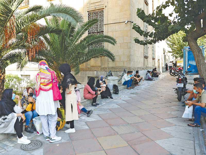 أفغان ينتظرون امام السفارة الالمانية في طهران أمس للحصول على تأشيرة إلى أوروبا (رويترز)