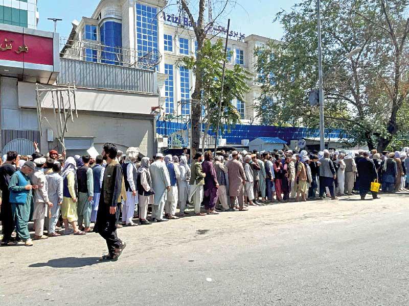 طوابير طويلة خارج البنوك في كابول 