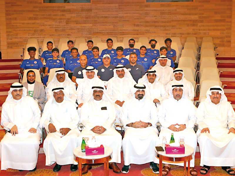 المدير العام للهيئة العامة للرياضة د. حمود فليطح مع مجلس إدارة اتحاد السلة واللاعبين خلال حفل التكريم