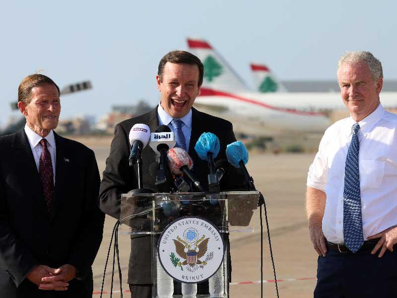 السناتور الأمريكي كريستوفر إس مورفي يحضر مؤتمرا صحفيا في مطار بيروت الدولي