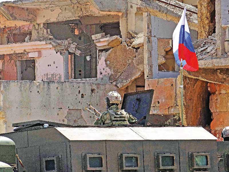 قوات روسية تدخل درعا البلد أمس (أ ف ب)