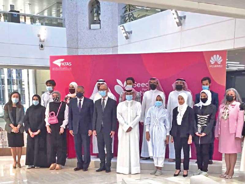 فريق «العلوم والتكنولوجيا» المشارك في المسابقة