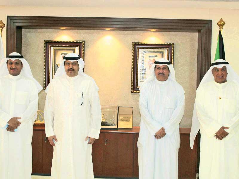  محافظ حولي، علي الأصفر مستقبلاً رئيس جمعية الروضة وحولي التعاونية خالد السداني، ونائب المدير العام للشؤون الإدارية والمالية عبدالله الشراح