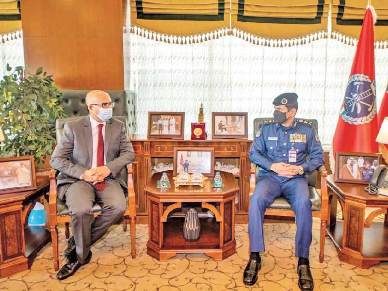  رئيس القوة الفريق خالد المكراد مستقبلاً السفير التونسي أمس