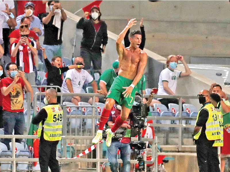 رونالدو نجم المنتخب البرتغالي يحتفل بالهدف الثاني