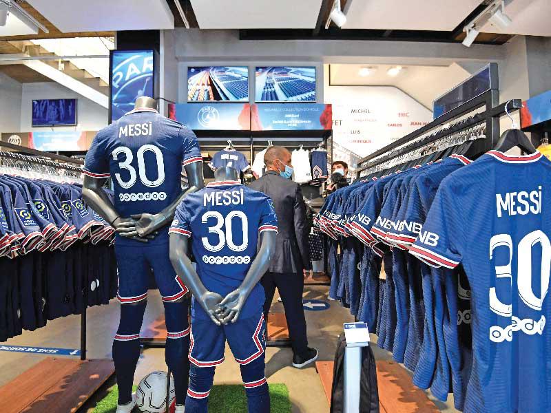 قمصان النجم الأرجنتيني ميسي في متجر نادي سان جرمان