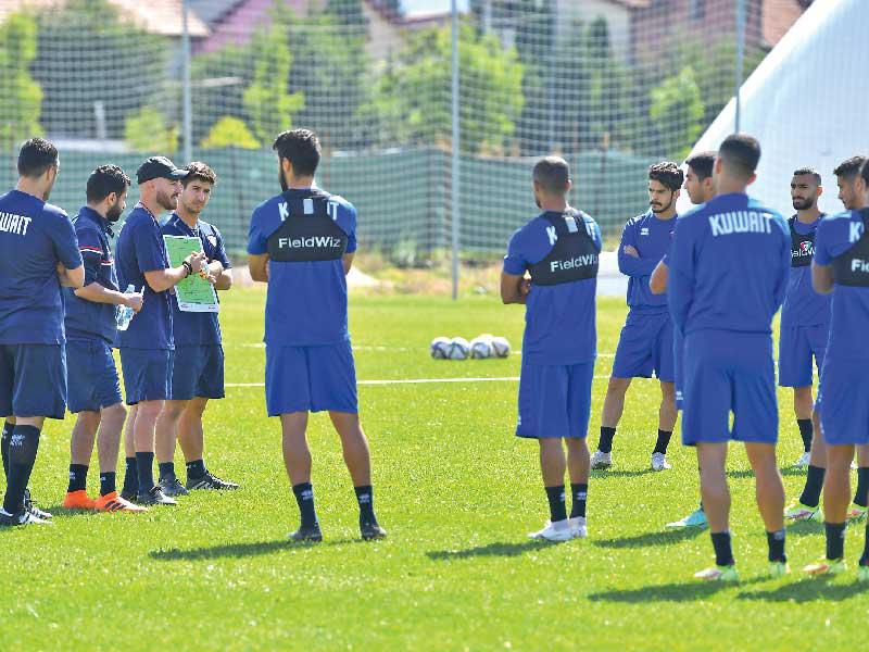 جانب من تدريب الازرق في الفترة الصباحية امس