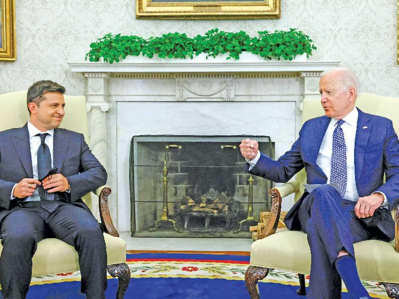 الرئيس الأميركي جو بايدن مع نظيره الأوكراني فولوديمير زيلينسكي