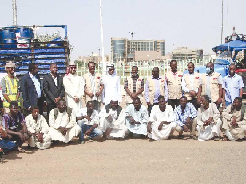 غازي متفقداً مع منظمة الرعاية قافلة المساعدات