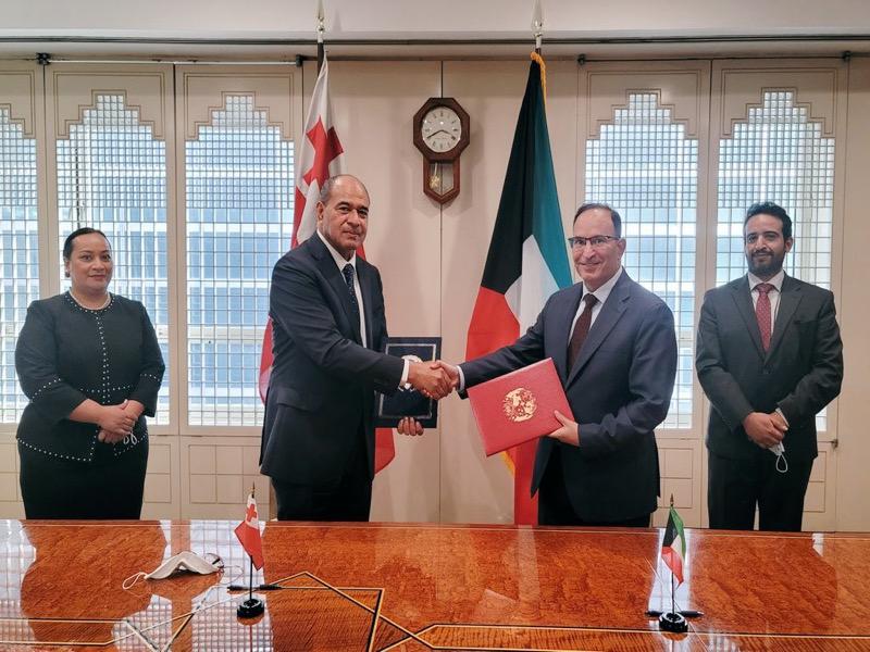 جانب من توقيع البيان