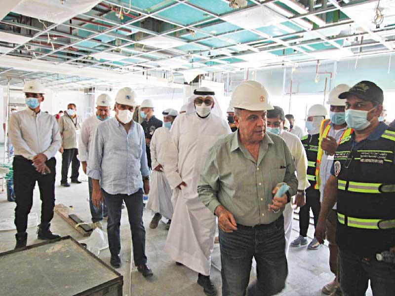  وزير الصحة د. باسل الصباح خلال تفقده مشروع مستشفى الفروانية الجديد