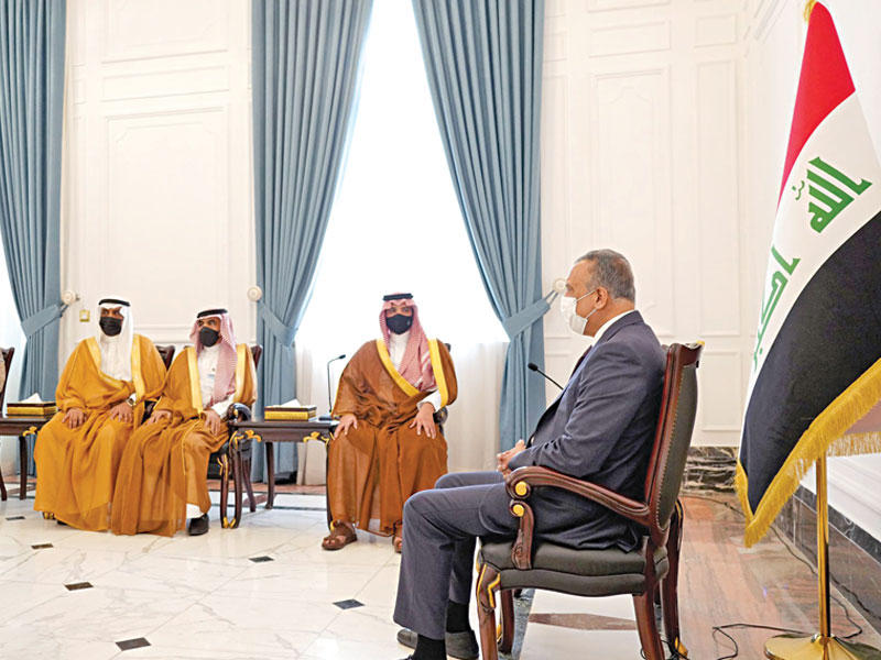 رئيس الحكومة العراقية مصطفى الكاظمي مستقبلا الوفد السعودي امس 