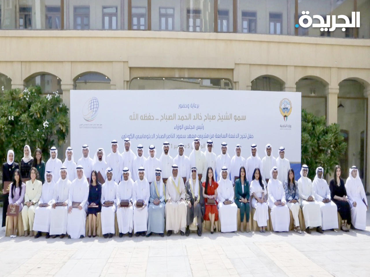 رئيس الوزراء متوسطاً الخريجين