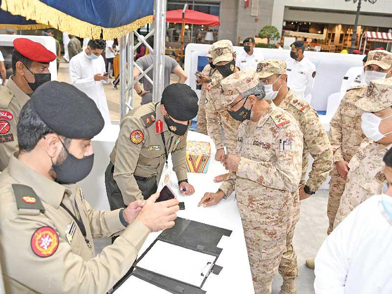  معاون رئيس الأركان لهيئة القوة البشرية اللواء ركن الدكتور خالد الكندري متابعاً عملية التسجيل