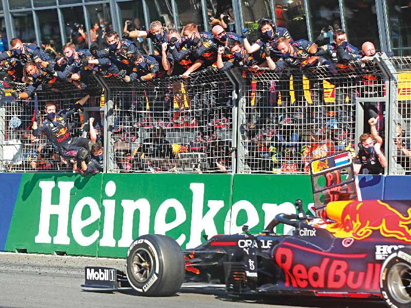  سائق ريد بول الهولندي ماكس فيرستابن بعد فوزه بالسباق