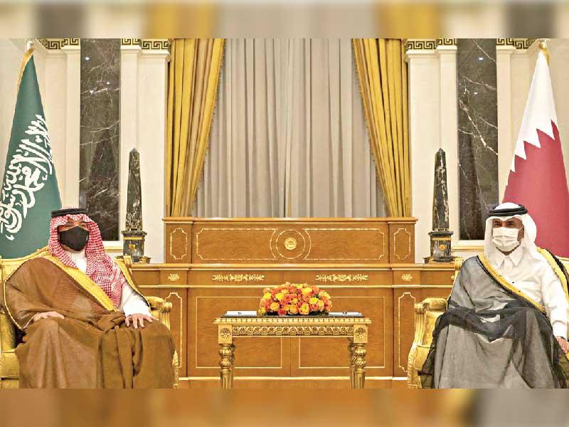 وزير الداخلية القطري خالد بن خليفة مستقبلاً نظيره السعودي عبدالعزيز بن سعود بن نايف الذي وصل إلى الدوحة أمس الأول بعد مباحثات عقدها في العاصمة العراقية بغداد وتضمنت توقيع اتفاقيات لتعزيز أمن الحدود ومكافحة الإرهاب (رويترز)