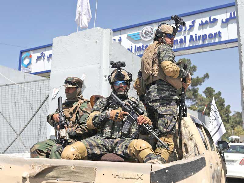  مسلحون من قوات «طالبان» الخاصة يدخلون مطار كابول أمس (رويترز)