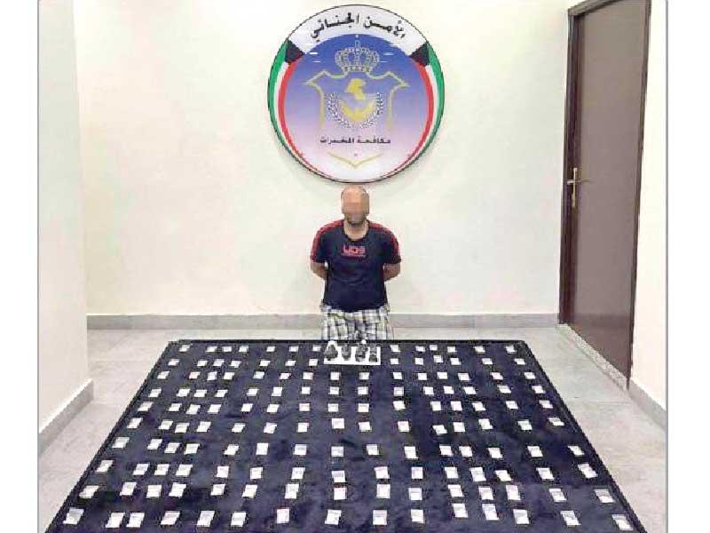 المتهم وأمامه المضبوطات