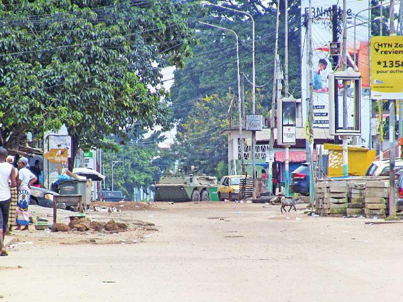 مدرعة عسكرية في أحد شوارع كوناكري أمس (رويترز)