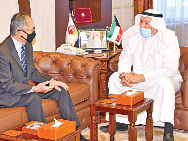 جانب من اجتماع محافظ مبارك الكبير محمود بوشهري وسفير اليابان لدى البلاد ماساتو تاكاأوكا