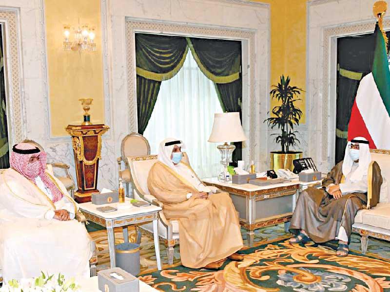 سمو ولي العهد الشيخ مشعل الأحمد مستقبلا نائب رئيس مجلس الوزراء وزير الدفاع الشيخ حمد الجابر، ووزير الداخلية الشيخ ثامر العلي أمس