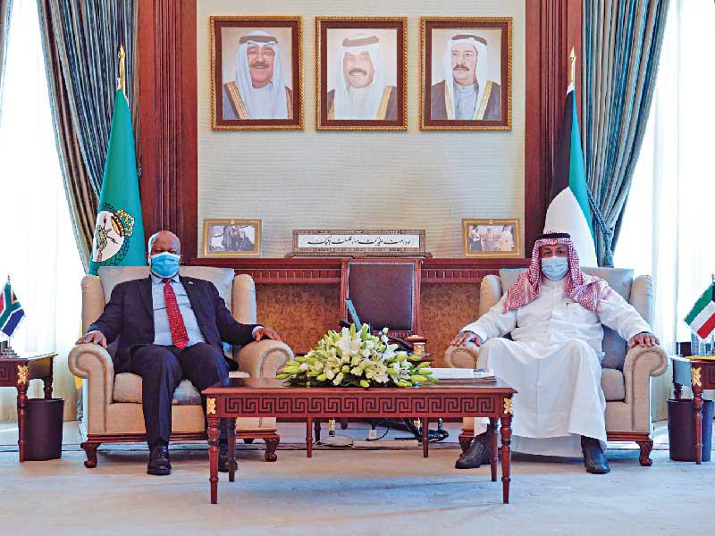  نائب رئيس الحرس الوطني، الفريق أول متقاعد، الشيخ أحمد النواف مستقبلاً السفير جينجي أمس