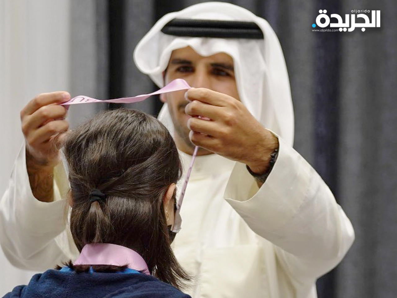 فهد الناصر يكرم فريق فتيات «الفيغر سكيت»