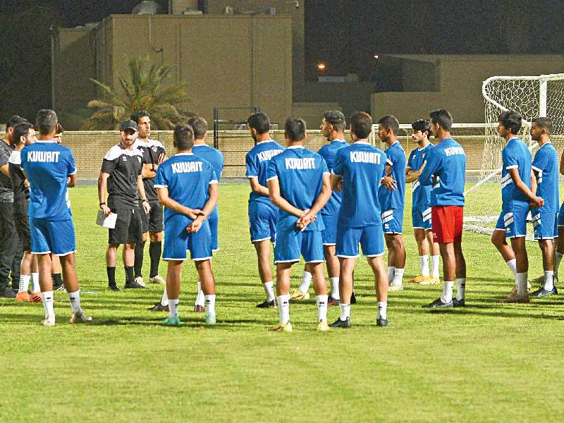 غونزاليس يوجه اللاعبين في التدريب الأخير