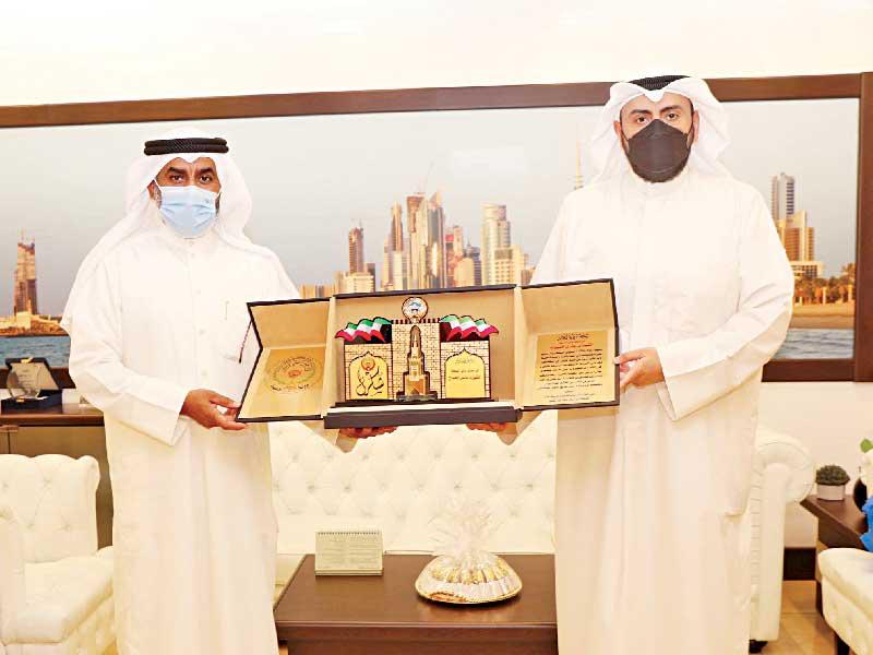 رئيس اتحاد الجمعيات التعاونية الاستهلاكية د. سعد الشبو مكرماً وزير الصحة الشيخ د. باسل الصباح