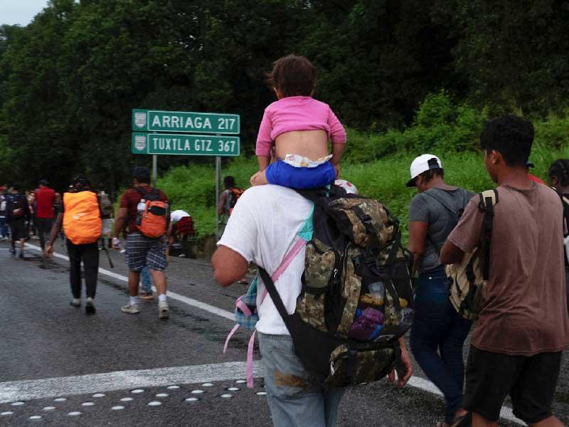 السلطات المكسيكية تفرّق قافلة مهاجرين إلى أميركا